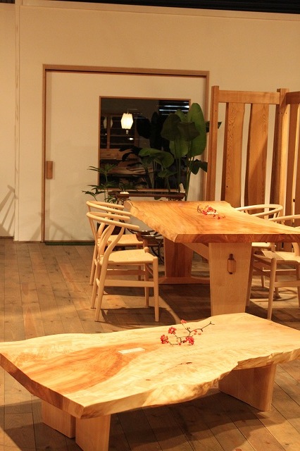 栃の一枚板テーブル＆座テーブル | マルカ日記 | マルカ木工