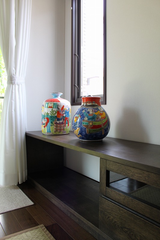 鮮やかな色のコレクションがよく映えます。 | 想いのつまった特注家具　設置事例｜広島市 | マルカ木工
