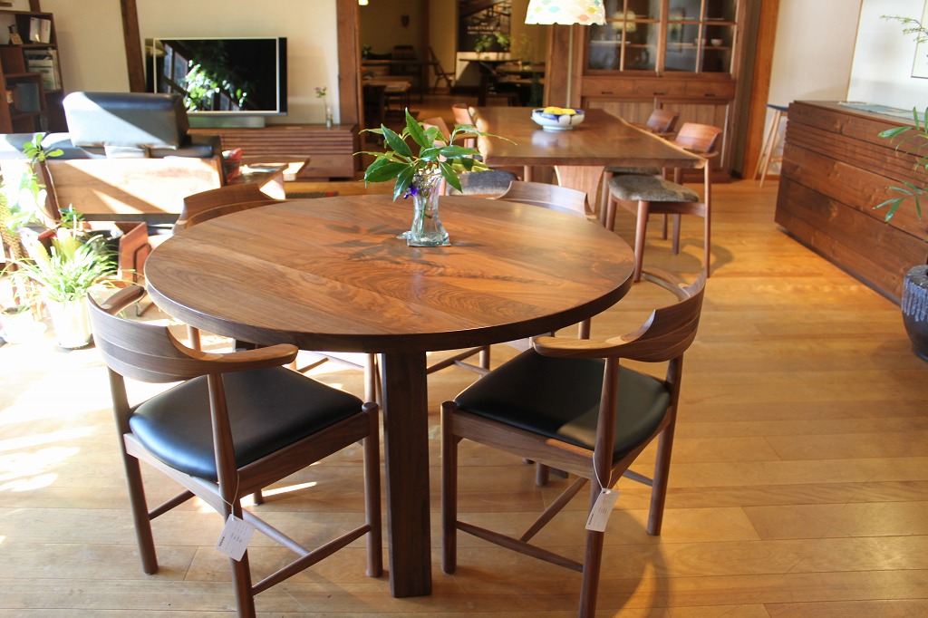 製品写真1 | 1200ブラックウォールナット丸テーブル | Table | Products | マルカ木工