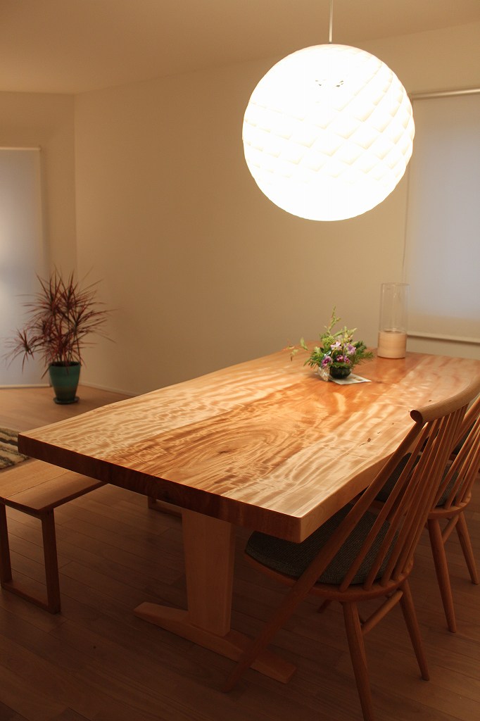 栃一枚板テーブル | 設置事例｜中区　ゲストハウス | マルカ木工
