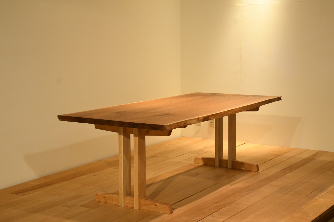 まみぐる　２１００ブックマッチテーブル | マルカ木工