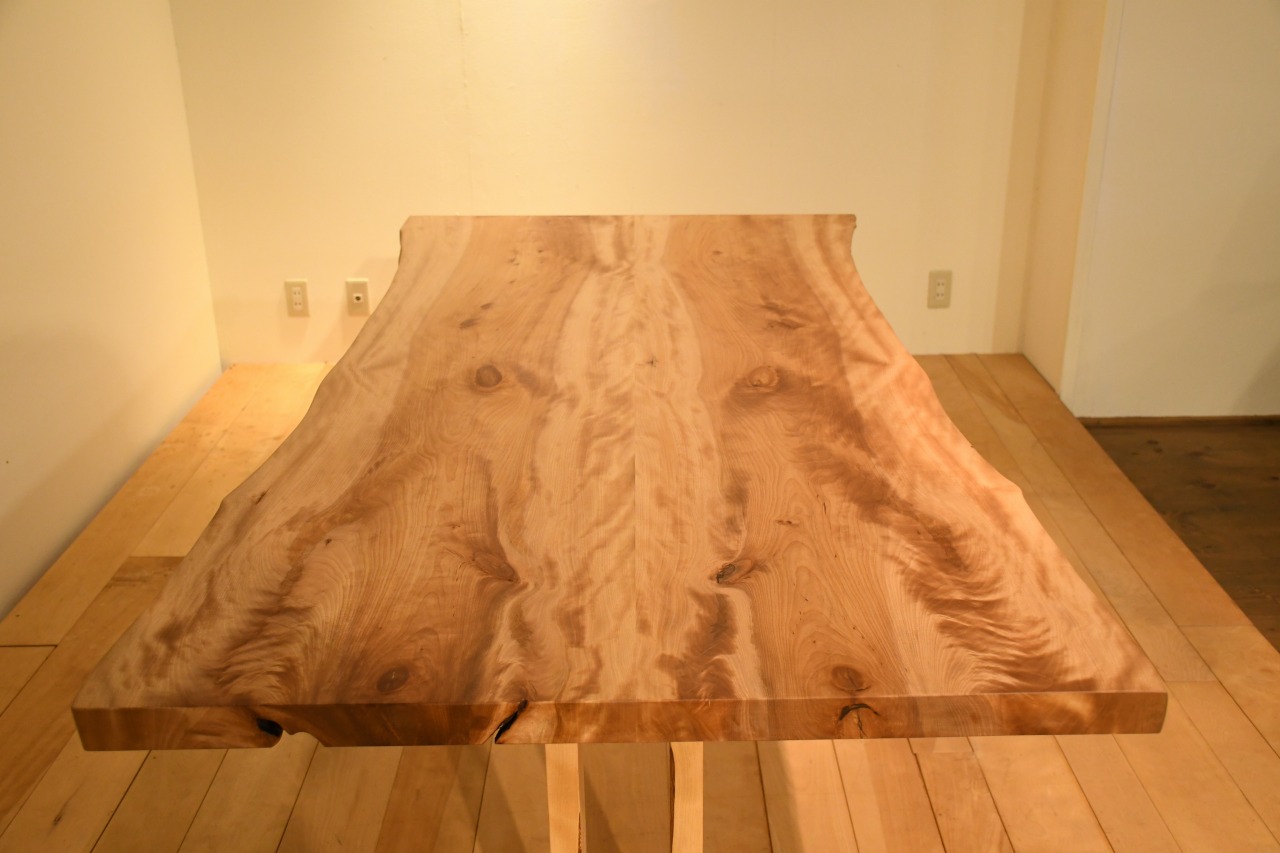 製品写真3 | みずめ桜　１８００ブックマッチテーブル | マルカ木工