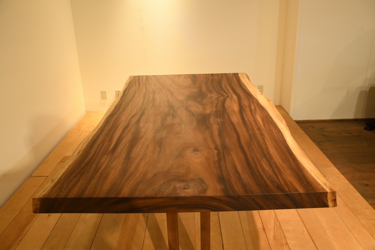 製品写真2 | アメリカねむの木１８８０一枚板テーブル | マルカ木工