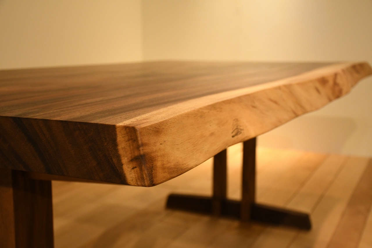 製品写真3 | アメリカねむの木１８８０一枚板テーブル | マルカ木工