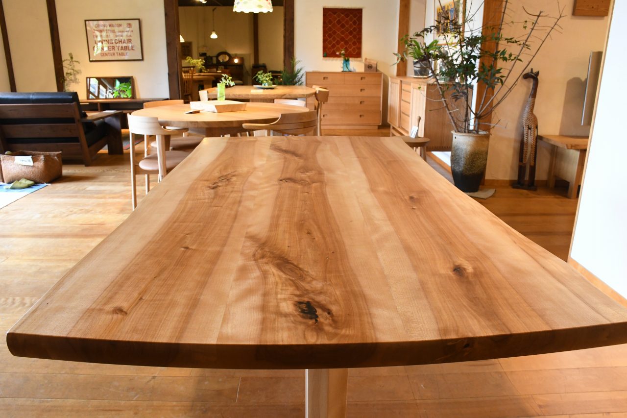 製品写真1 | みずめ桜(ひろしま県産）　１６５０　３枚板テーブル | マルカ木工