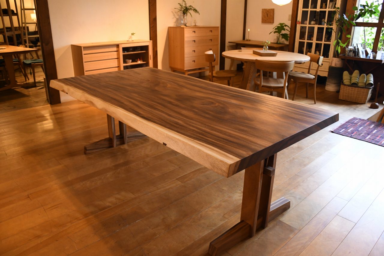 製品写真1 | アメリカねむの木２１００一枚板テーブル | マルカ木工
