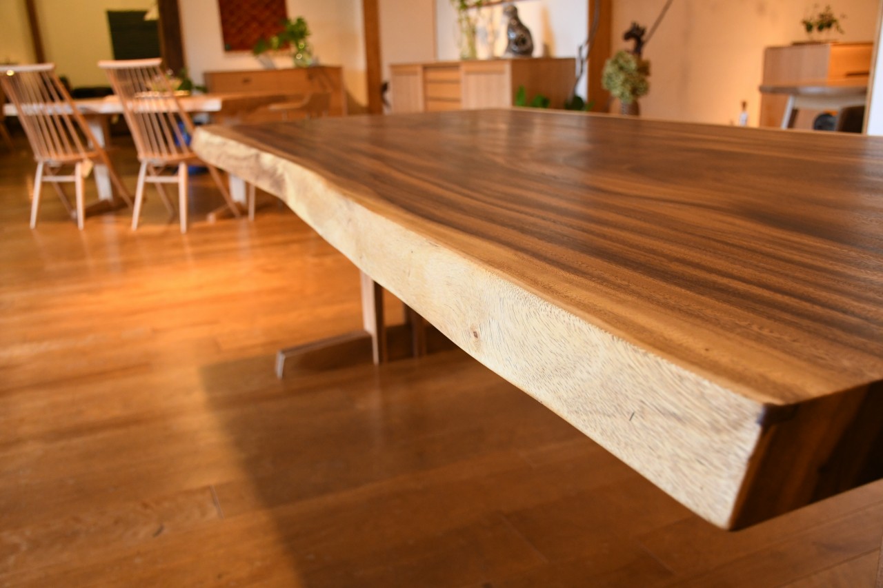 製品写真2 | アメリカねむの木２１００一枚板テーブル | マルカ木工