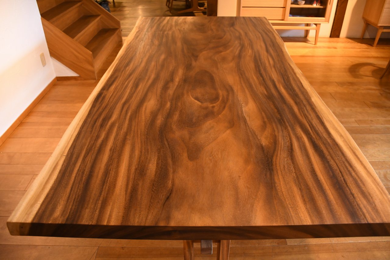 製品写真3 | アメリカねむの木２１００一枚板テーブル | マルカ木工