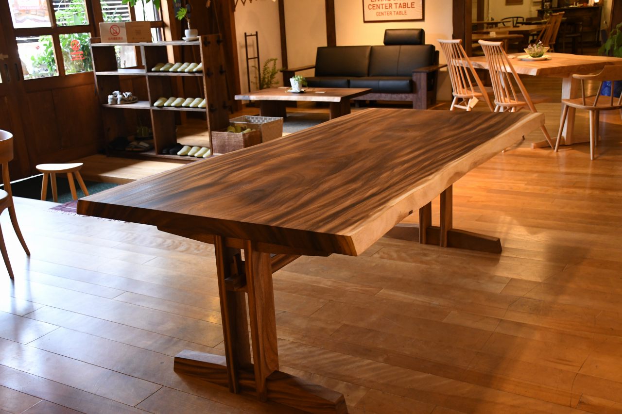 製品写真4 | アメリカねむの木２１００一枚板テーブル | マルカ木工