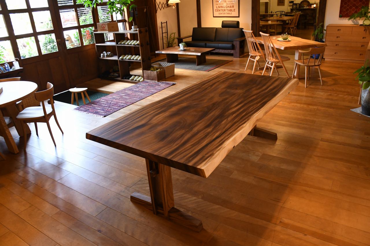 アメリカねむの木２１００一枚板テーブル | マルカ木工