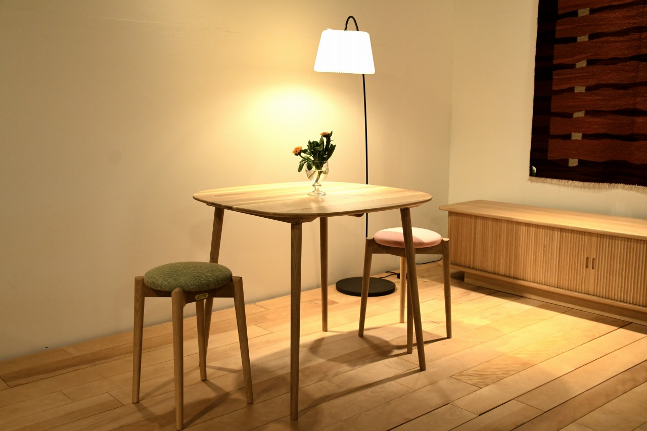 ＴＯＹテーブル　オーク材　ｗ８３０ｄ８３０ｈ７２０ | マルカ木工