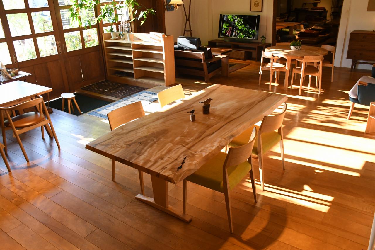 直径１ｍ越えの栃の木の一枚板です 状態も良好で曲線の有る表情豊かな一枚板 | マルカ木工