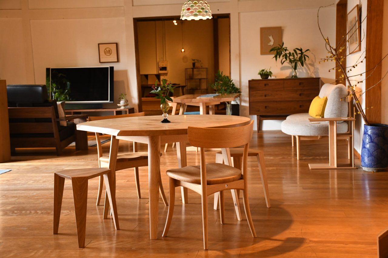 広島県産栗1200半月テーブル| Table | Products | マルカ木工