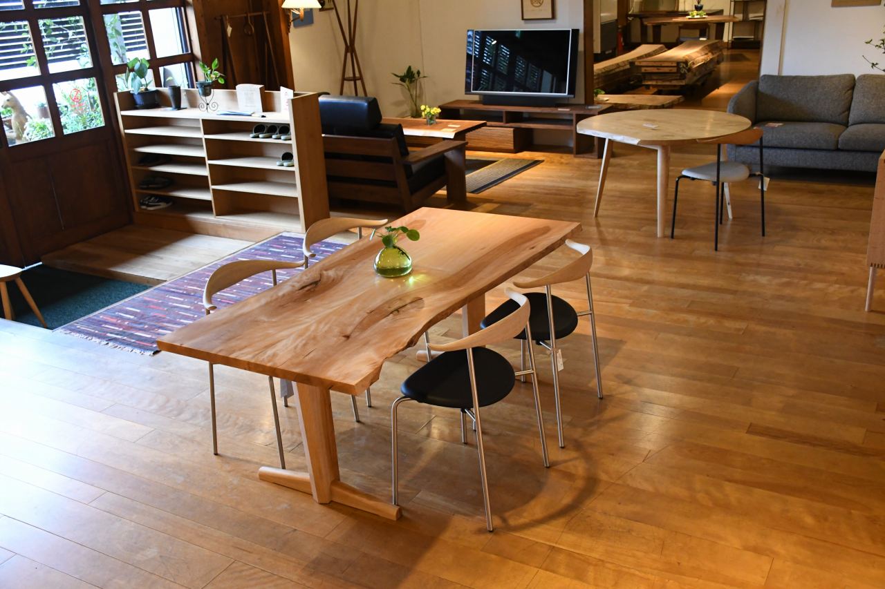 みずめ桜(ひろしま県産）　１8００ブックマッチテーブル | マルカ木工